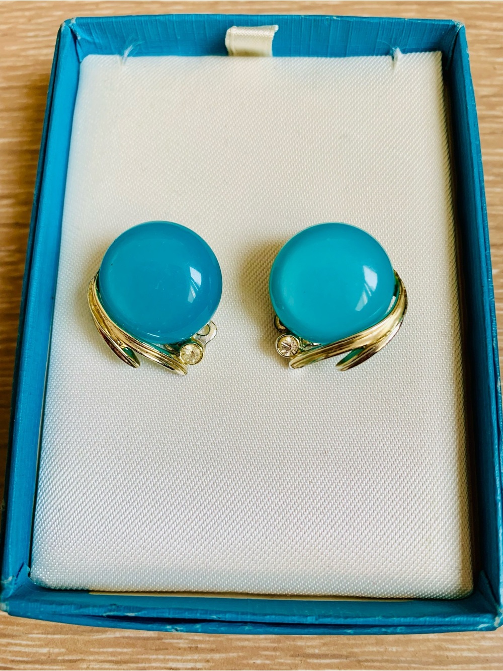 Vintage Lisner Clip On Earrings